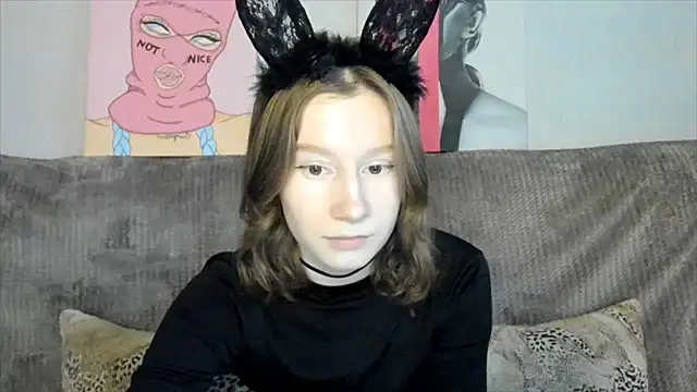 Snapshot of EnigmaSee chatting on February 18, 1:21 am EnigmaSee online show from February 18, 1:21 am