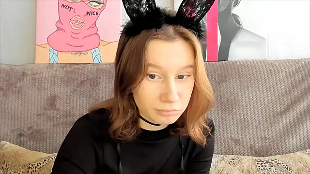 Snapshot of EnigmaSee chatting on February 18, 7:43 am EnigmaSee online show from February 18, 7:43 am