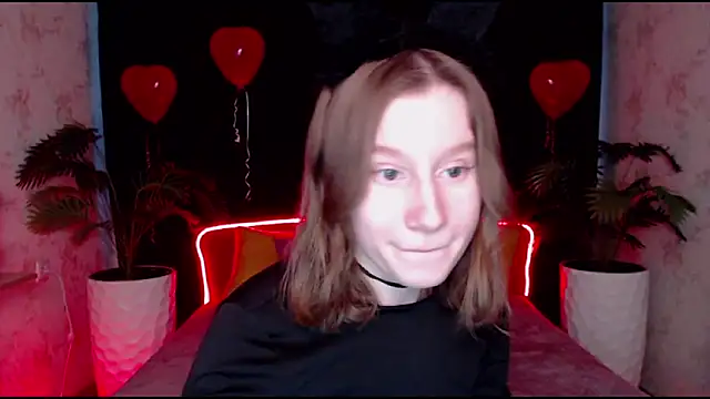 Snapshot of EnigmaSee chatting on February 20, 11:31 am EnigmaSee online show from February 20, 11:31 am