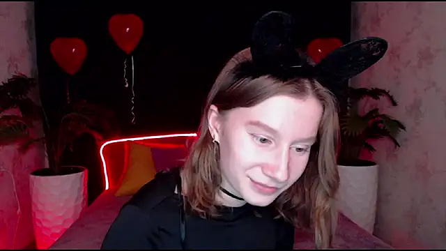 Snapshot of EnigmaSee chatting on February 20, 2:35 pm EnigmaSee online show from February 20, 2:35 pm