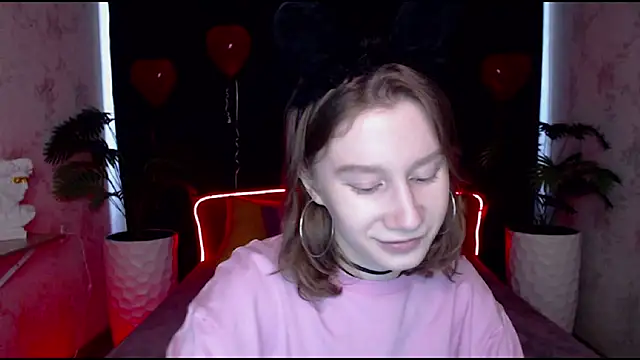 Snapshot of EnigmaSee chatting on February 24, 8:27 am EnigmaSee online show from February 24, 8:27 am