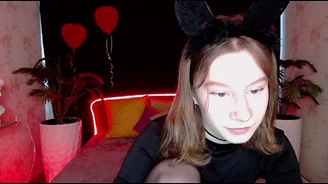 Snapshot of EnigmaSee chatting on March 8, 1:39 am EnigmaSee online show from March 8, 1:39 am