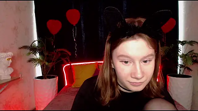 Snapshot of EnigmaSee chatting on March 8, 4:45 am EnigmaSee online show from March 8, 4:45 am