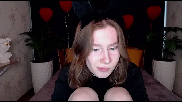 Snapshot of EnigmaSee chatting on March 10, 1:34 am EnigmaSee online show from March 10, 1:34 am