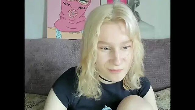 Snapshot of EnigmaSee chatting on September 25, 9:02 am EnigmaSee online show from September 25, 9:02 am