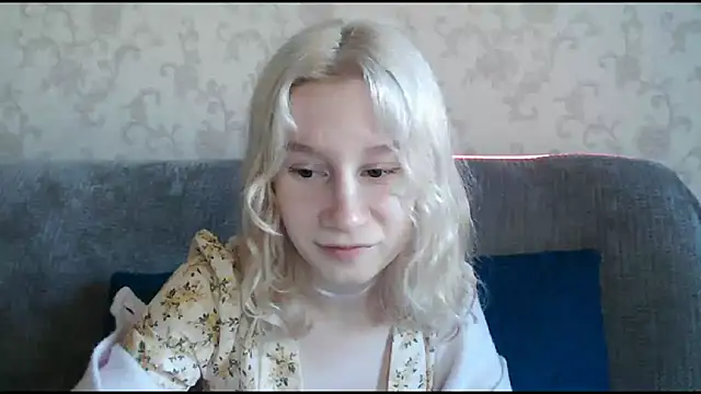 Snapshot of EnigmaSee chatting on September 27, 2:05 am EnigmaSee online show from September 27, 2:05 am