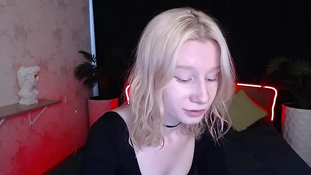 Snapshot of EnigmaSee chatting on October 2, 8:32 am EnigmaSee online show from October 2, 8:32 am