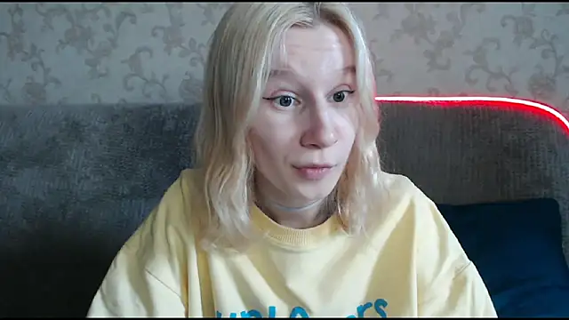 Snapshot of EnigmaSee chatting on October 3, 8:33 am EnigmaSee online show from October 3, 8:33 am