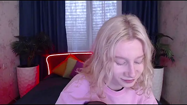 Snapshot of EnigmaSee chatting on October 5, 1:48 am EnigmaSee online show from October 5, 1:48 am