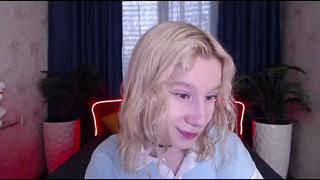 Snapshot of EnigmaSee chatting on October 9, 1:47 am EnigmaSee online show from October 9, 1:47 am