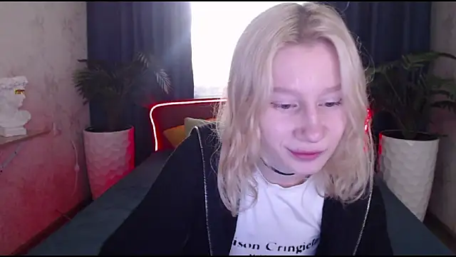 Snapshot of EnigmaSee chatting on October 11, 2:00 am EnigmaSee online show from October 11, 2:00 am