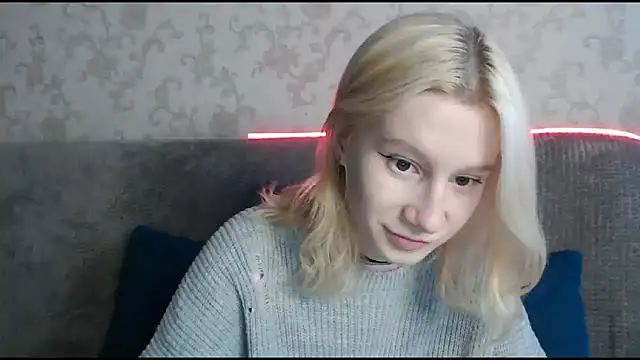 Snapshot of EnigmaSee chatting on October 13, 8:14 am EnigmaSee online show from October 13, 8:14 am