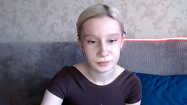 Snapshot of EnigmaSee chatting on October 19, 8:48 am EnigmaSee online show from October 19, 8:48 am