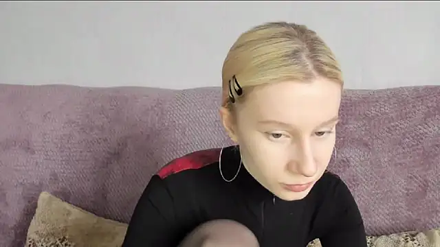 Snapshot of EnigmaSee chatting on October 27, 9:02 am EnigmaSee online show from October 27, 9:02 am