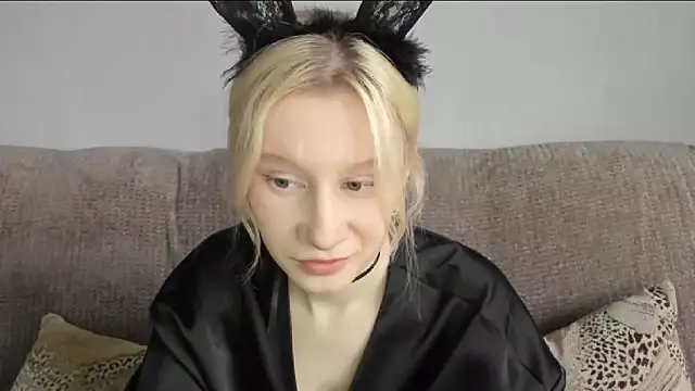 Snapshot of EnigmaSee chatting on October 30, 1:51 am EnigmaSee online show from October 30, 1:51 am