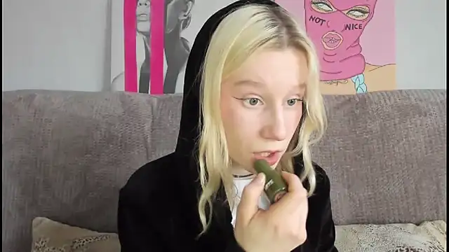 Snapshot of EnigmaSee chatting on November 8, 2:23 am EnigmaSee online show from November 8, 2:23 am