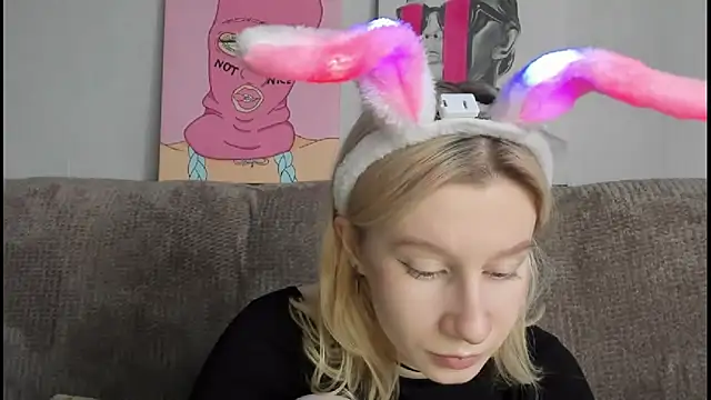 Snapshot of EnigmaSee chatting on November 15, 9:06 am EnigmaSee online show from November 15, 9:06 am