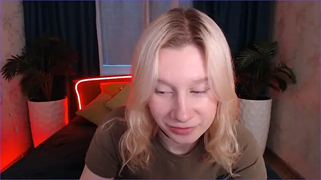 Snapshot of EnigmaSee chatting on November 26, 9:32 am EnigmaSee online show from November 26, 9:32 am