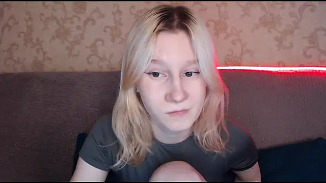 Snapshot of EnigmaSee chatting on December 2, 9:03 am EnigmaSee online show from December 2, 9:03 am