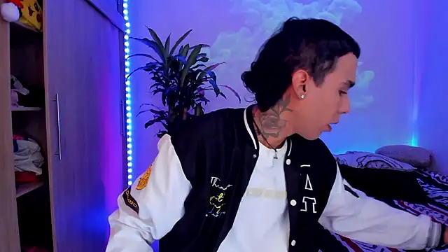 aldrinwhite online show from January 7, 3:47 pm