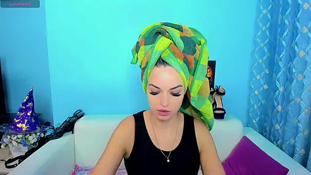 LindaaLu online show from November 18, 3:01 am