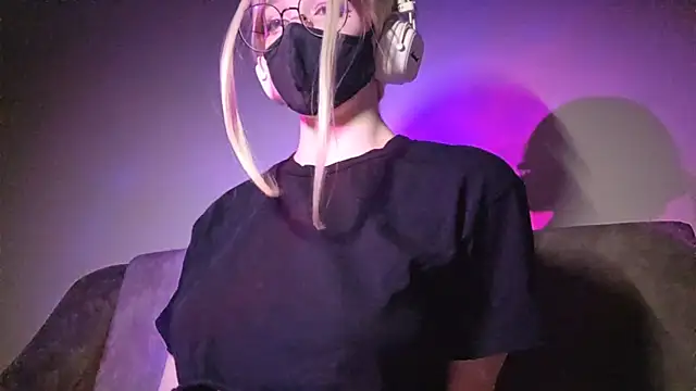 DanaWard online show from April 6, 9:49 pm