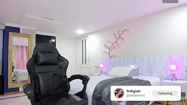 charolbruce 1 online show from April 15, 12:12 pm