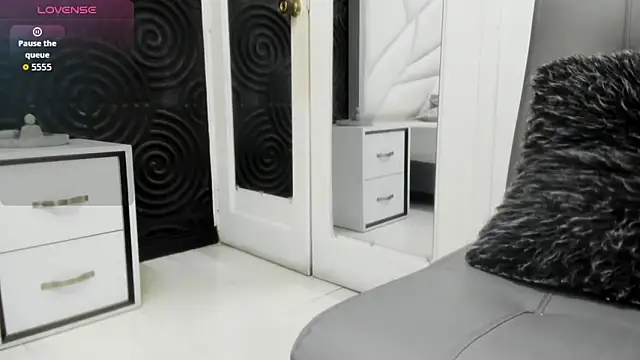 AbigailWilliams  online show from December 19, 1:07 pm