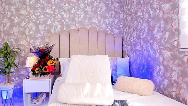 MiaTowson online show from September 25, 2:32 pm