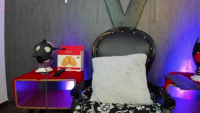 Snapshot of IvanaFetish chatting on February 5, 4:27 am IvanaFetish online show from February 5, 4:27 am