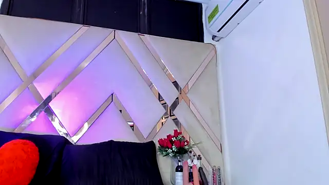 ninaht online show from February 22, 9:04 pm