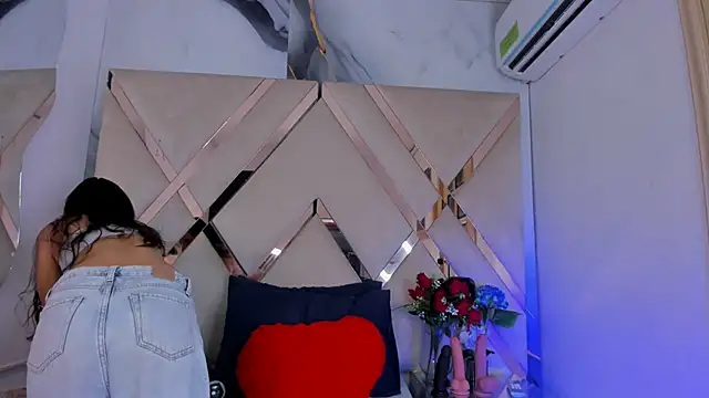 ninaht online show from October 17, 9:50 pm