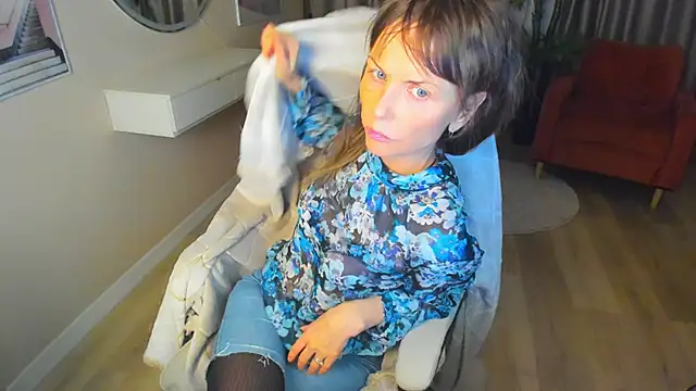 Elizabe th online show from February 6, 10:21 pm