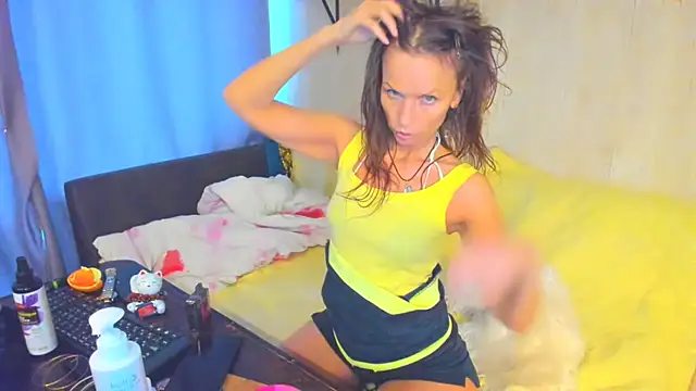 Snapshot of Elizabe_th chatting on May 16, 8:11 am Elizabe th online show from May 16, 8:11 am