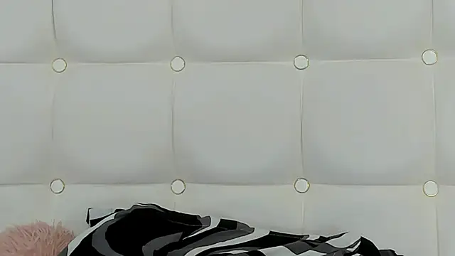 MelanieBrownn online show from March 13, 7:28 pm