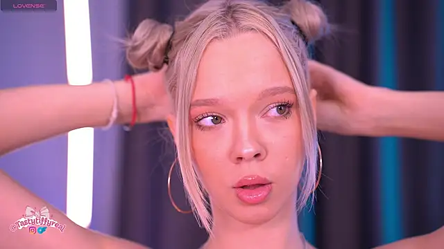  AlinaBailey online show from April 10, 7:02 am