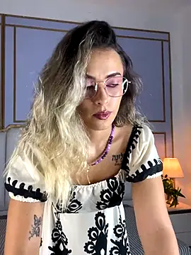 Snapshot of aziac10 chatting on October 10, 11:42 am aziac10 online show from October 10, 11:42 am