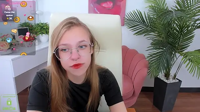 LayriantaVee online show from September 22, 6:15 am