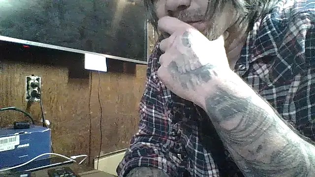 Snapshot of clitstitsandbongrips chatting on December 15, 10:26 pm clitstitsandbongrips online show from December 15, 10:26 pm