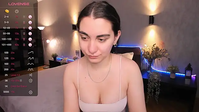 hannacheekss  online show from December 9, 7:17 am