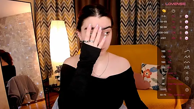 hannacheekss  online show from April 4, 2:10 am