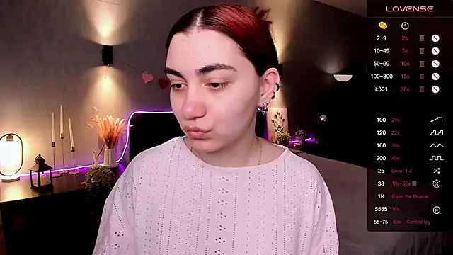 Snapshot of hannacheekss_ chatting on May 8, 2:06 am hannacheekss online show from May 8, 2:06 am