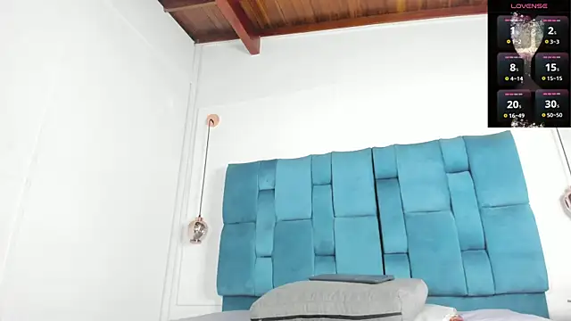 mia  fernandez online show from November 18, 7:07 pm