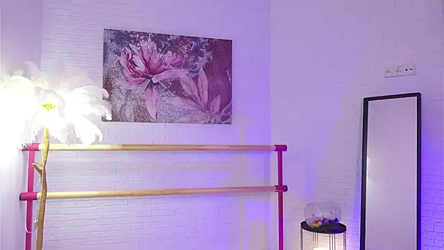 lylylovesyou online show from December 3, 8:49 am
