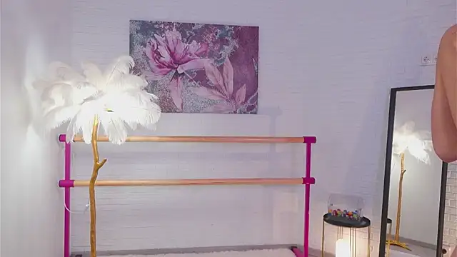 lylylovesyou online show from February 24, 10:15 am