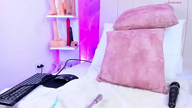 Snapshot of LauraSmith-01 chatting on March 8, 2:01 am LauraSmith-01 online show from March 8, 2:01 am