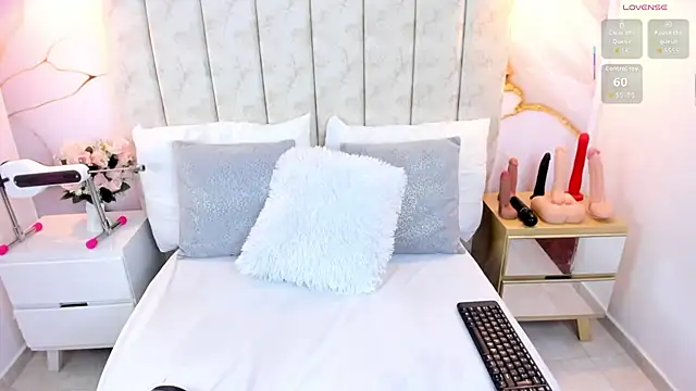 Snapshot of LauraSmith-01 chatting on November 18, 9:19 pm LauraSmith-01 online show from November 18, 9:19 pm