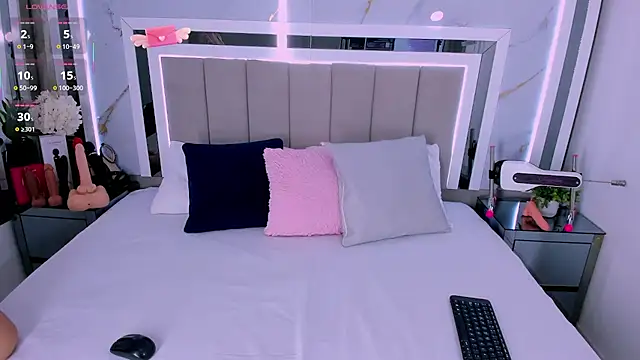 LauraSmith-01 online show from April 22, 6:42 pm