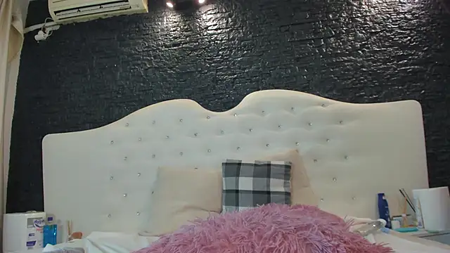 Snapshot of LaurynCopper chatting on February 2, 10:46 am LaurynCopper online show from February 2, 10:46 am