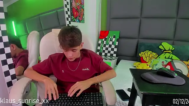 Snapshot of KLAUS_SUNRISE_XX chatting on December 3, 4:25 am KLAUS SUNRISE XX online show from December 3, 4:25 am